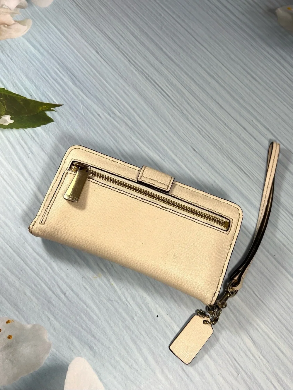 🌺 COACH CREAM LEATHER WRISTLET PHONE WALLET